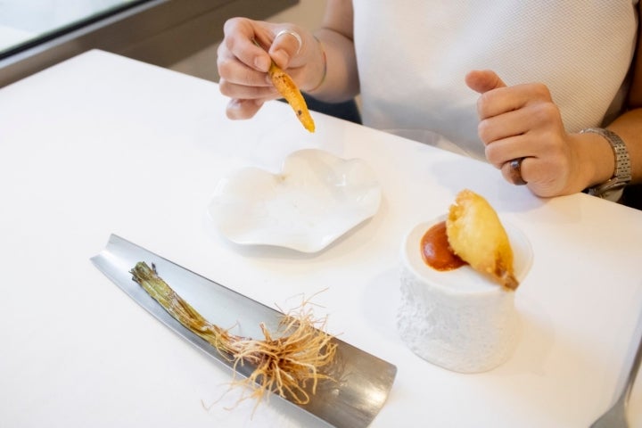 Zanahoria a la brasa, ajete tierno y frito de cebolla Zanahoria a la brasa, ajete tierno y frito de cebolla