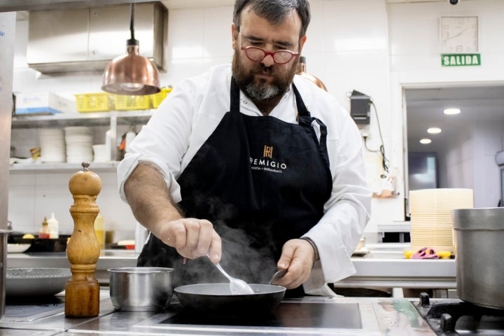 Luis Salcedo se desempeña en cocina, mientras que la sala es el territorio de Juan Luis Salcedo se desempeña en cocina, mientras que la sala es el territorio de Juan