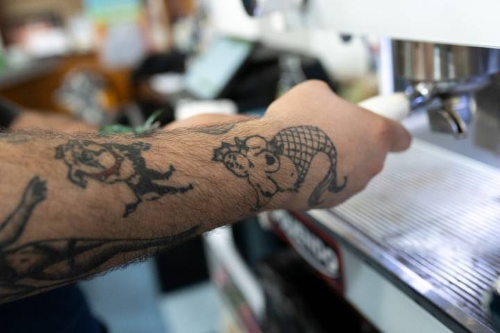 Detalle de uno de los tatuajes que Saúl luce en los brazos.