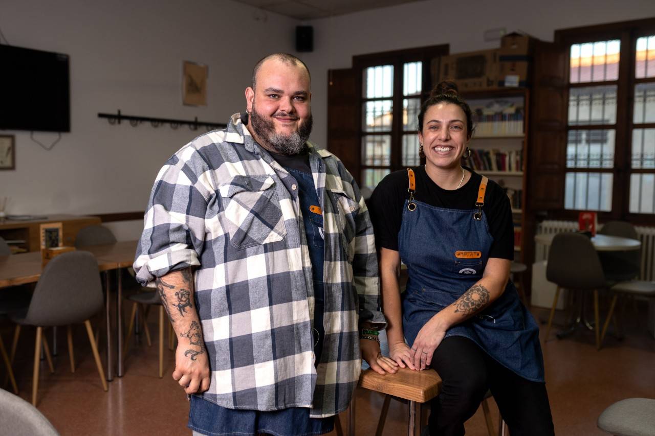 Entre guisos y partidas al cinquillo: los dos jóvenes que dan vida al bar de jubilados del pueblo