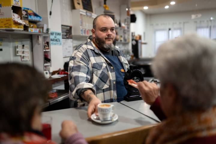 Saúl sirve un café con leche a sus clientas del cinquillo.