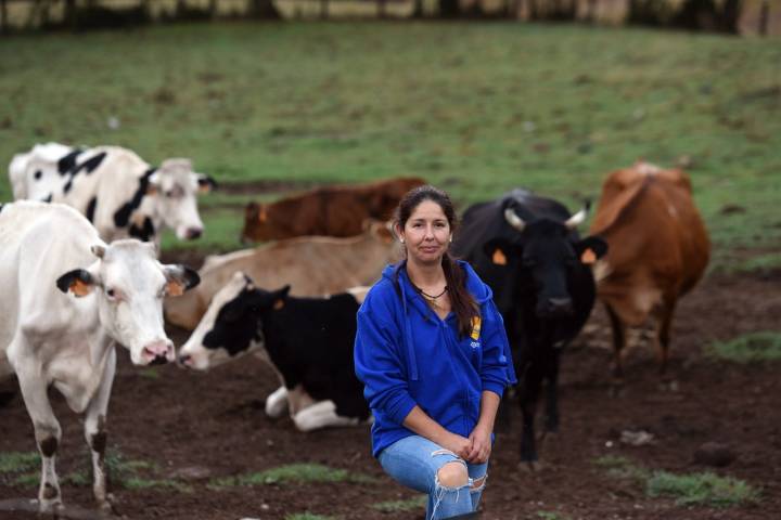 Yaiza Rimada, junto a las vacas que le dan la leche para sus quesos. Foto. Iván Domínguez