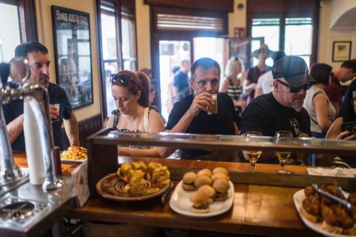 Oriol Castro toma una cerveza en el bar El Cable
