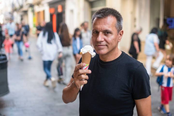Oriol Castro comiéndose un helado de Olivier