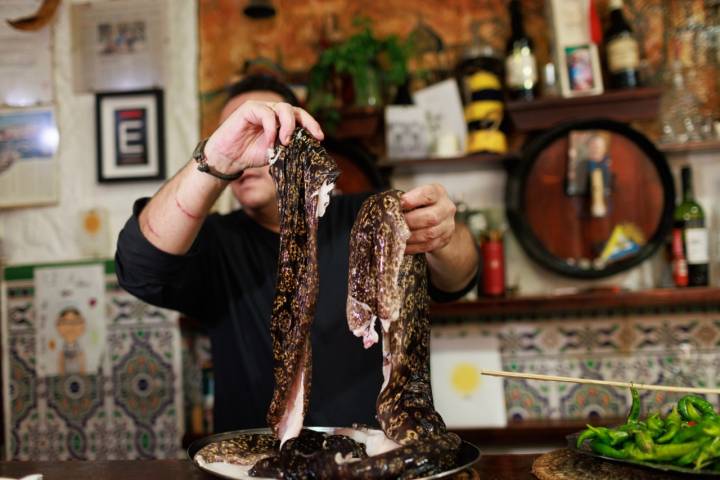 Mostrando una morena en la barra de El Adobo.