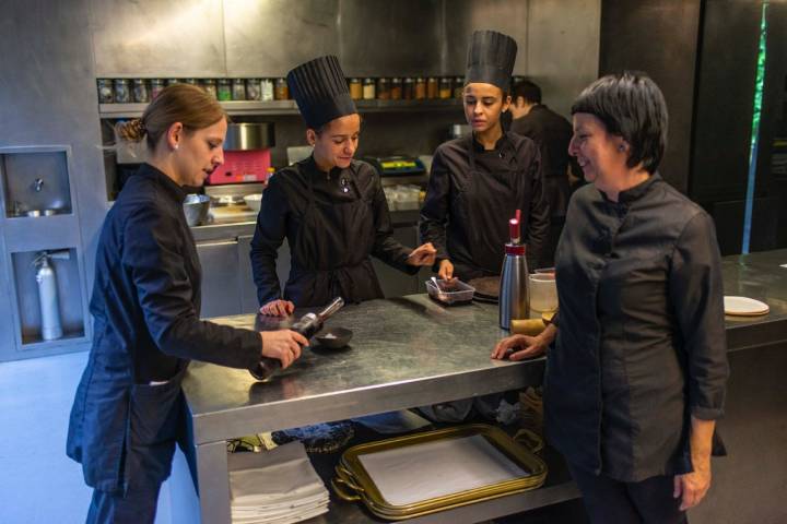 Restaurante 'Les Cols' (historia familiar): Fina Puigdevall junto a sus tres hijas en cocina