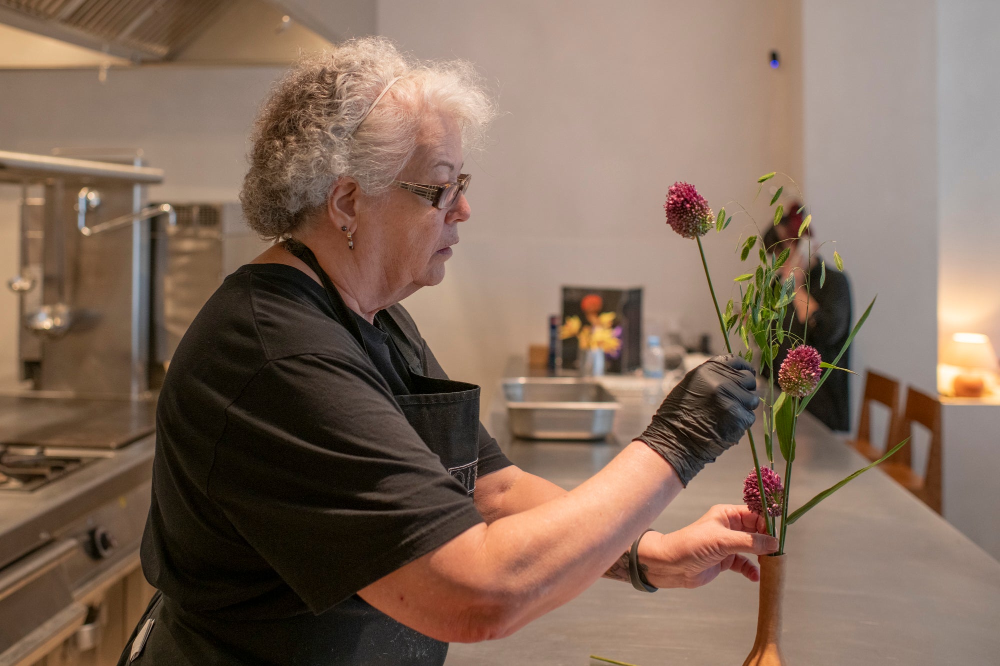 La madre de Aída coloca unas flores