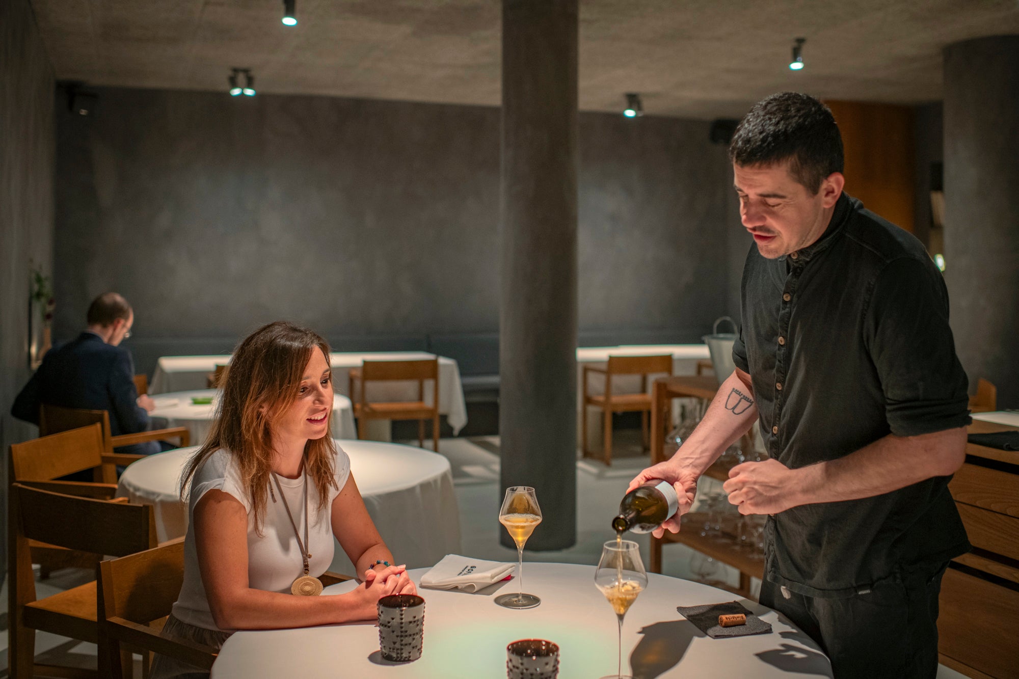 La sala del restaurante recuerda a las obras de César Manrique.