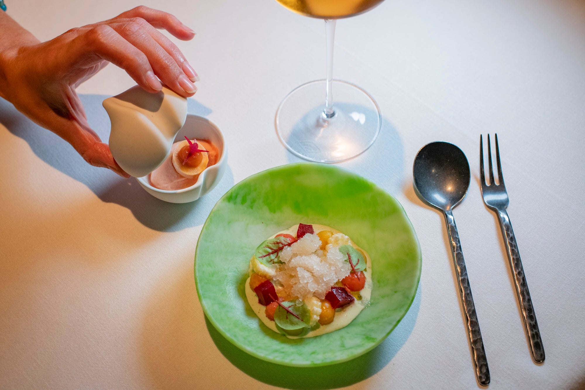 Ensalada canaria de lechugas, remolachas, millo y aliño con granizado de tomillo limón y helado de tomates aliñados. 