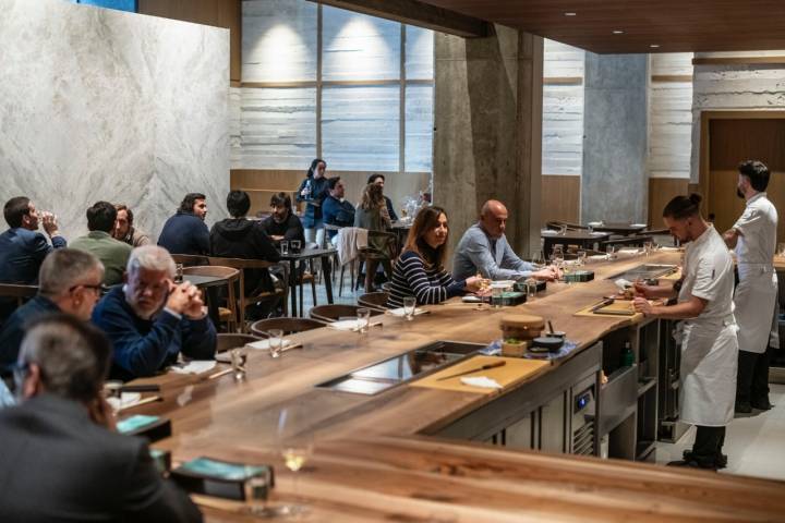 Sala del restaurante con la barra.