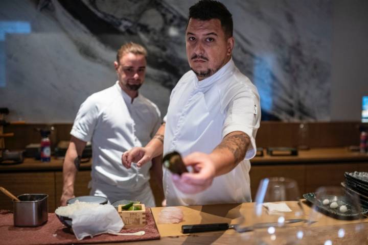 Mario Payán ofreciendo sushi.