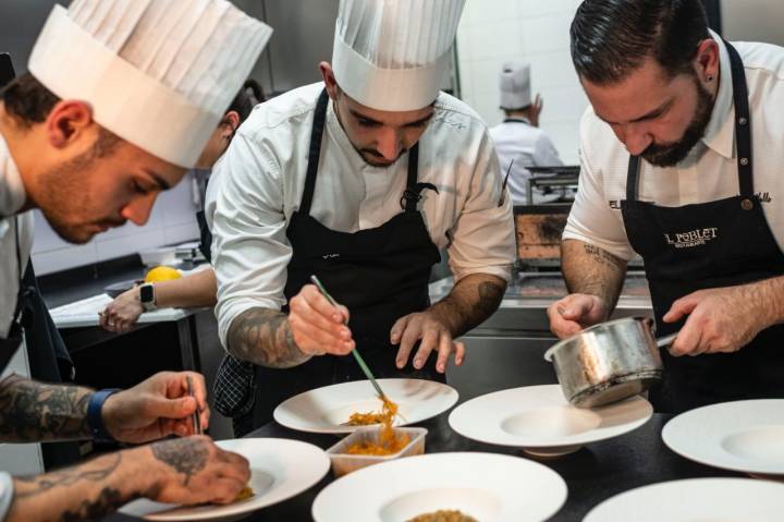 Equipo de cocina del restaurante El Poblet de Valencia.