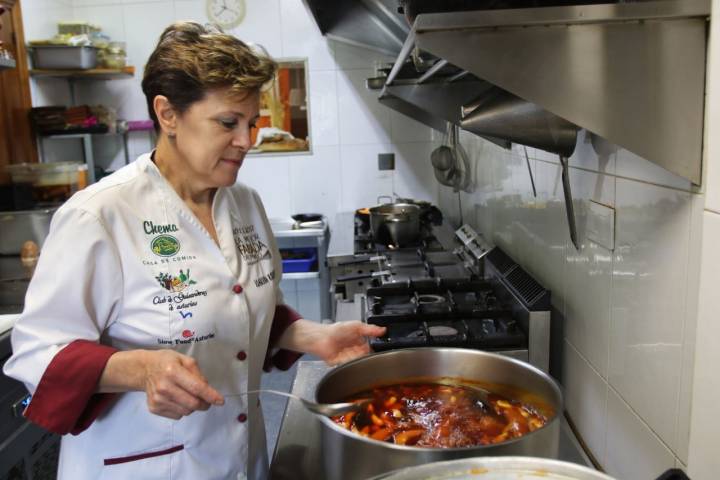Joaquina Rodríguez en su cocina de 'Casa Chema'.