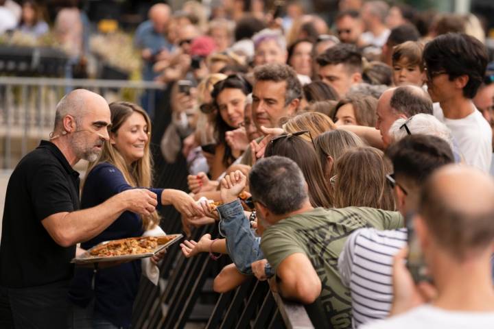 El público degustando la empanada de Freitas y Tosar. Foto: Amador Lorenzo