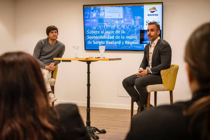 El chef Sergio Bastard junto a Armando Florencia Suay, supervisor propuesta de valor Multienergía B2B de Repsol.