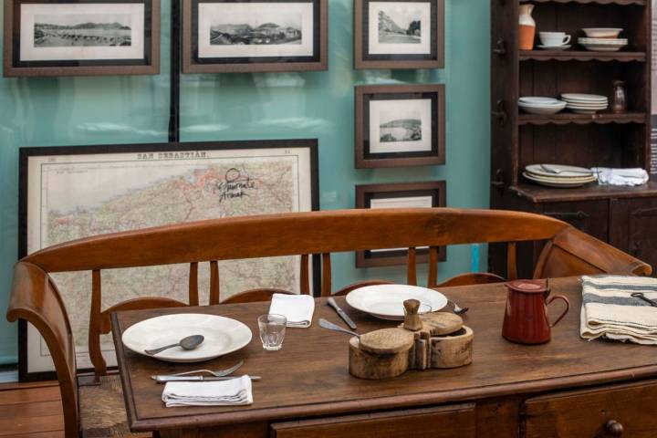 La mesa de la amona (abuela), que regentaba una taberna de vinos en la misma casa en la que se ubica el restaurante.