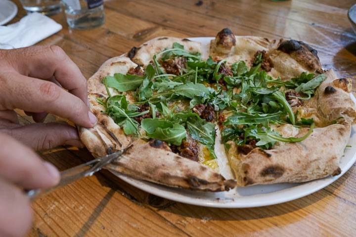 La pizza de sobrasada vegana, cebolla carameliza y rúcula, hay que probarla.