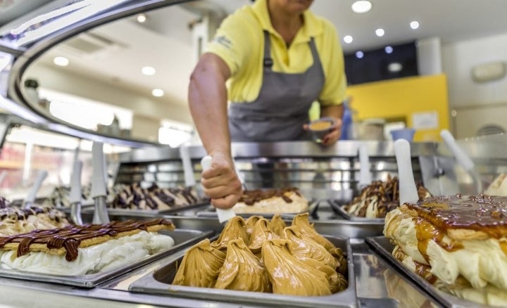 Dependienta de la heladería Kulúa sirviendo un helado. Dependienta de la heladería Kulúa sirviendo un helado.