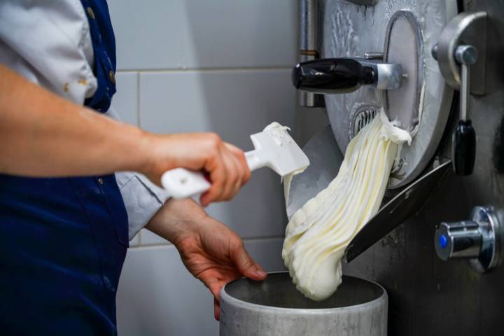 Proceso de elaboración en el obrador de la heladería Helados de Luna (Somo, Cantabria)