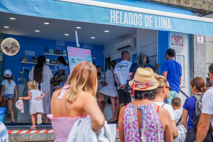 Fila de clientes en la heladería Helados de Luna (Somo, Cantabria)