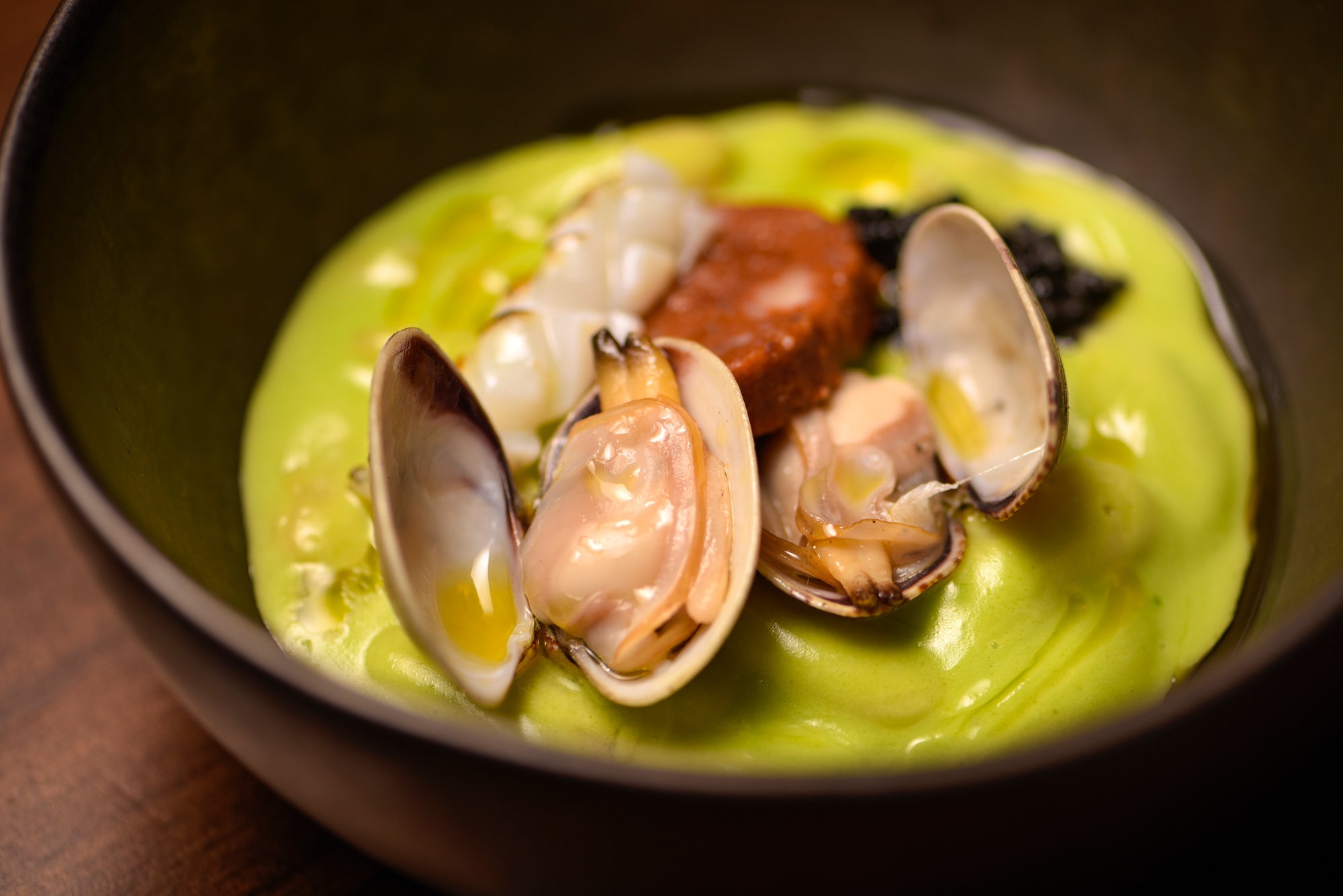 Plato de fabas de lourenzá, pipil verde y casquería de mar.