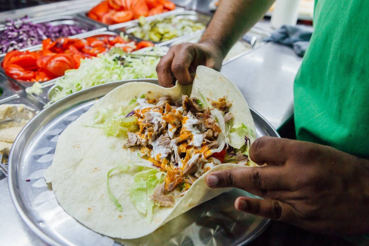 Cuatro kebabs para recorrer la cocina árabe en la Ciudad Condal