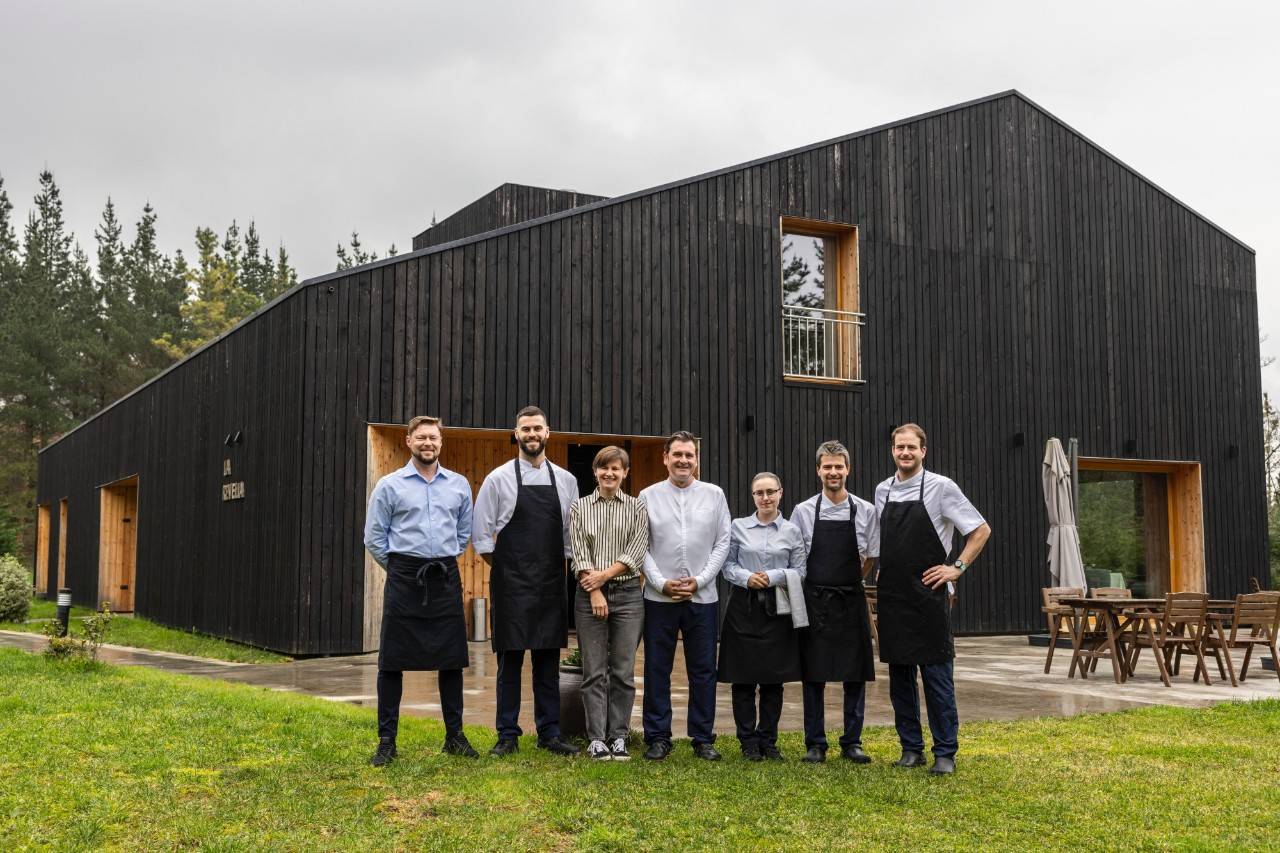 Una casa de eficiente aire ‘euskandinavo’ entre caseríos tradicionales vascos