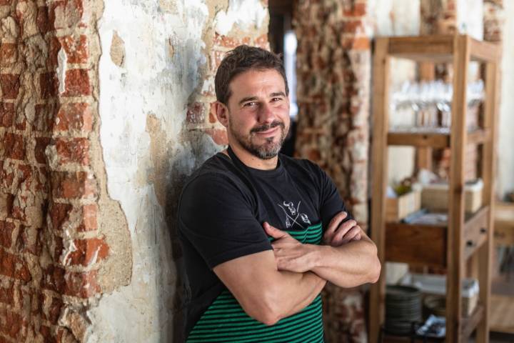 El chef Javi Estévez en su nuevo local de Chamberí.