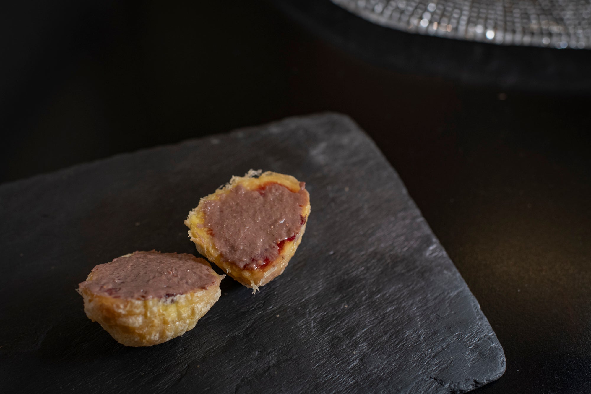 Higo en tempura con pasta de anchoas.