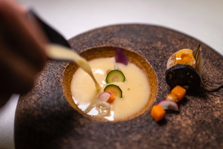 El tradicional puchero canario pero con cebolla de Taraconte y pescados en lugar de carnes. 