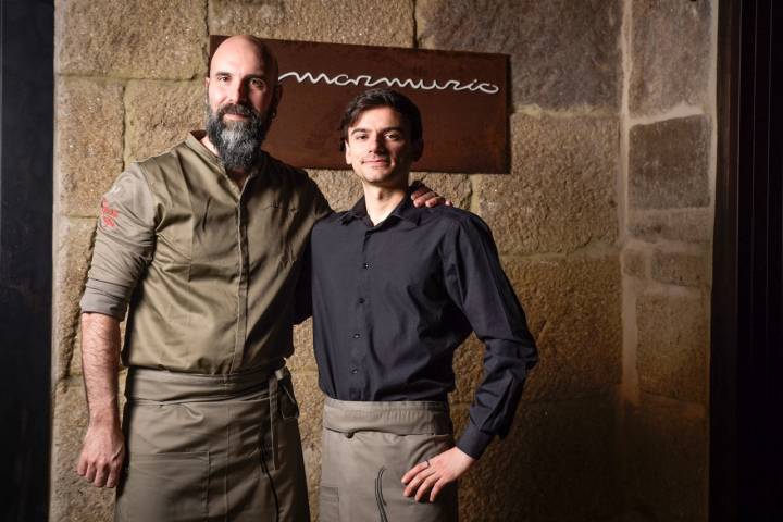 Luis y Mario delante de la entrada del restaurante.