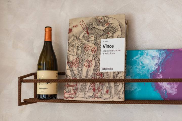 Estante de vino y libros