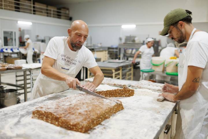 La masa lleva almendra y avellana, cinco especias y un leve toque de pan rallado de telera.