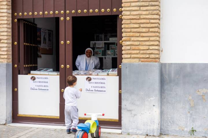 Una de las hermanas encargadas de la venta de dulces navideños en el convento San Cristobal , en Medina Sidonia