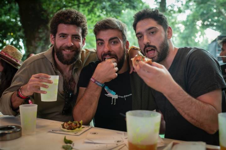Portamerica 2019: festivaleros comiendo tapas en la barra