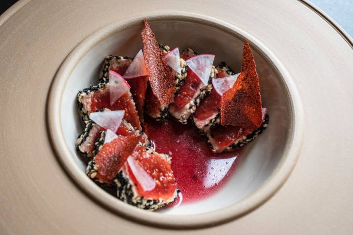 Tataki de atún rojo con sandía curada y caldo de remolacha.