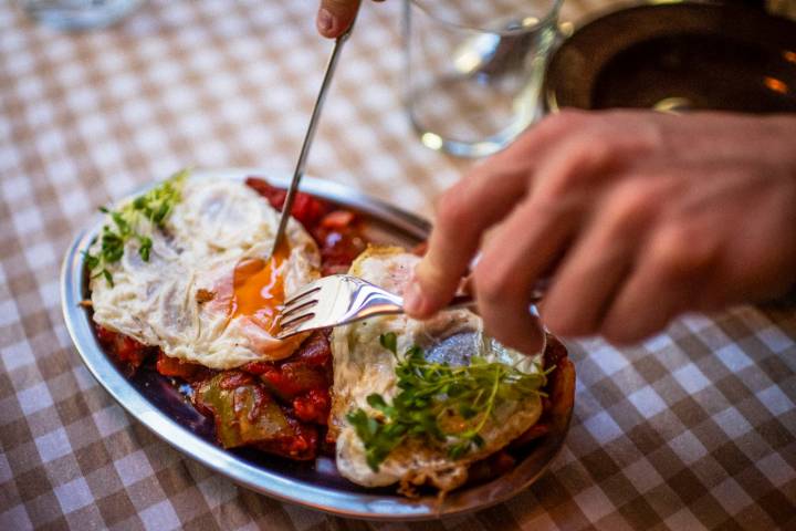 Los huevos con pisto es una de las raciones  que se pueden compartir al caer la tarde. Foto: cedida por 'Rambal'