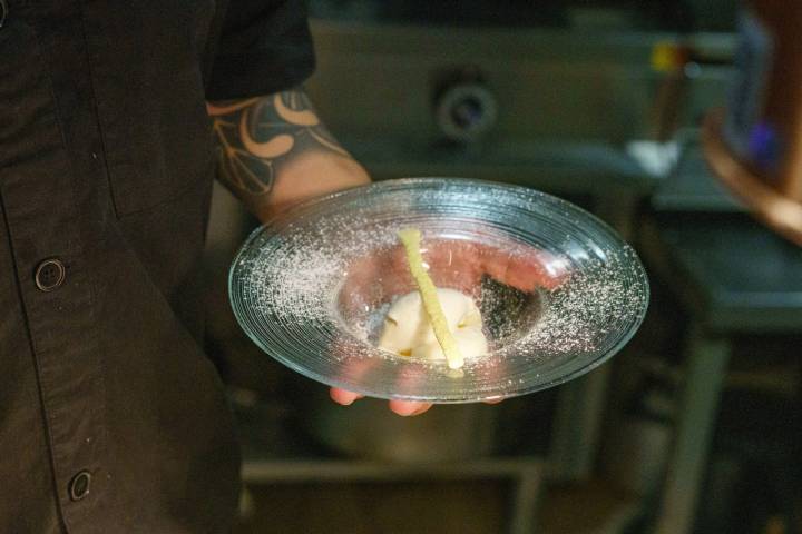 Panacotta de melocotón y chocolate blanco, helado de haba tonka y emulsión de hierbabuena.