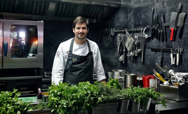 Omar Pérez en la cocina abierta de 'AIE Gastrobar'.