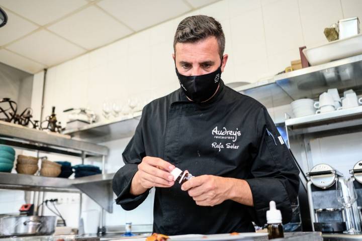 El chef Rafa Soler emplatando con esencias creadas en su propia cocina.