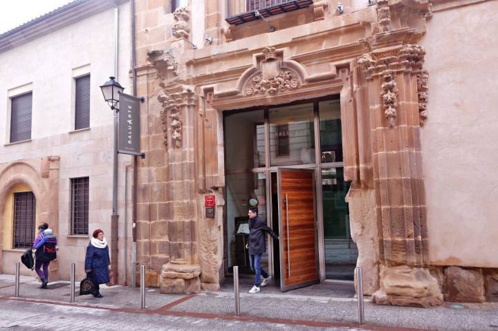 La fachada del edificio tiene dos siglos de historia en el centro de Soria.