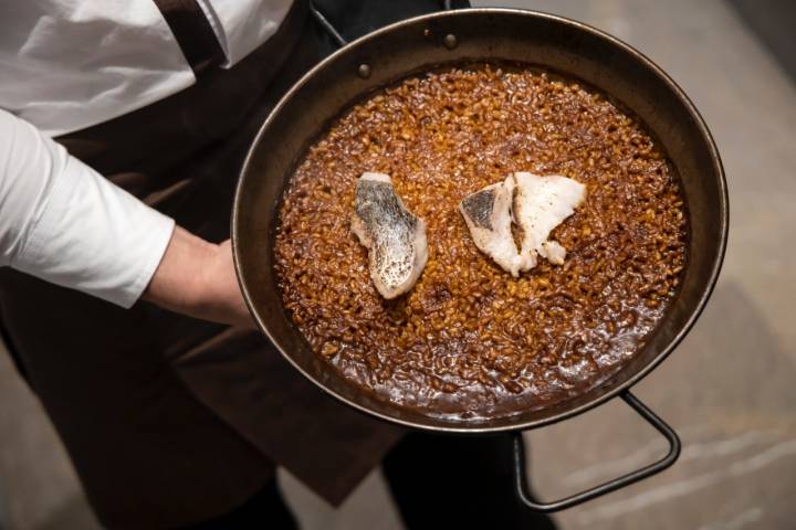 Málaga (España) 28/02/2025 Reportaje en el restaurante Beluga del chef Diego René en la Plaza de las Flores. En la foto, arroz de pescado salvaje.Foto: Daniel Pérez