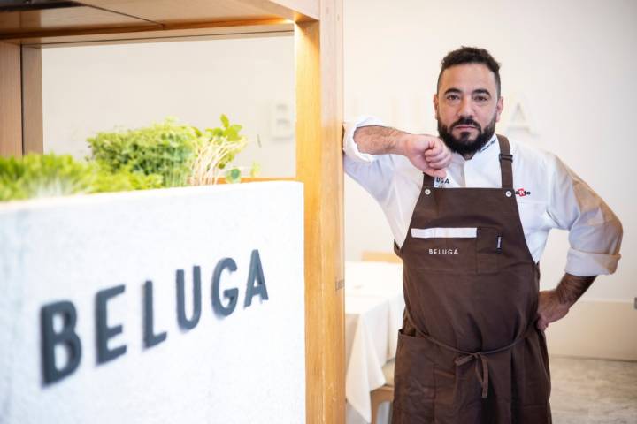 Málaga (España) 05/02/2025 Reportaje en el restaurante Beluga del chef Diego René en la Plaza de las Flores. En la foto, el chef Diego René posando.Foto: Daniel Pérez