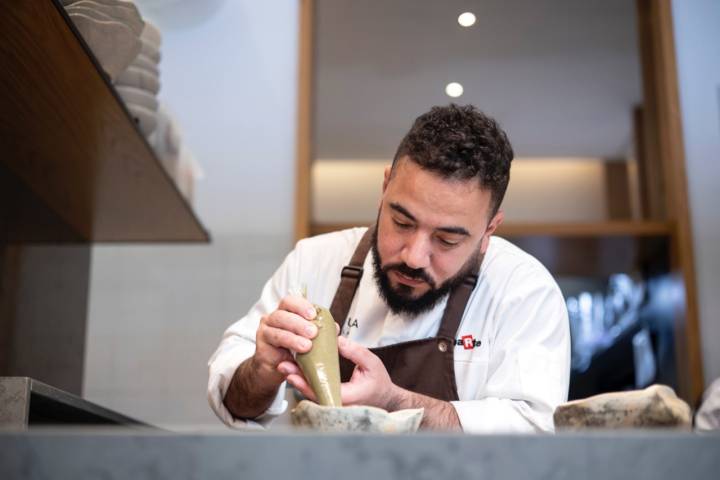 Málaga (España) 05/02/2025 Reportaje en el restaurante Beluga del chef Diego René en la Plaza de las Flores. En la foto, el chef Diego René cocinando.Foto: Daniel Pérez