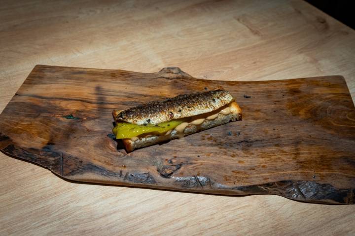 Sardina ahumada con gazpachuelo de sus raspas y brioche.