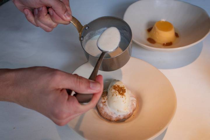 Rosquilla de anís, sopa de maíz y mantequilla, salada.Flan de yemas y dulce de leche de cabra