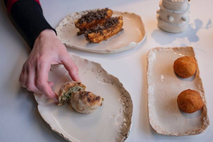 Croqueta de cecina, bollo preñado de chorizo verde a la brasa. Pan de claras, costilla de jabalí, salsa Teriyaki y trufa negra.