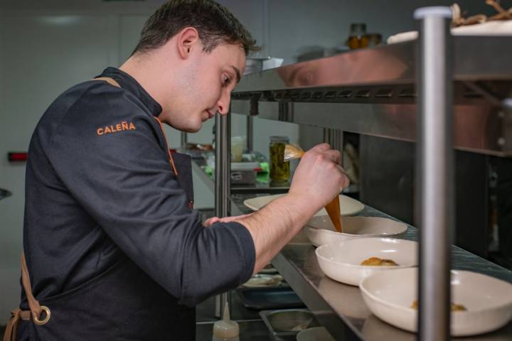 El chef emplatando en cocina.