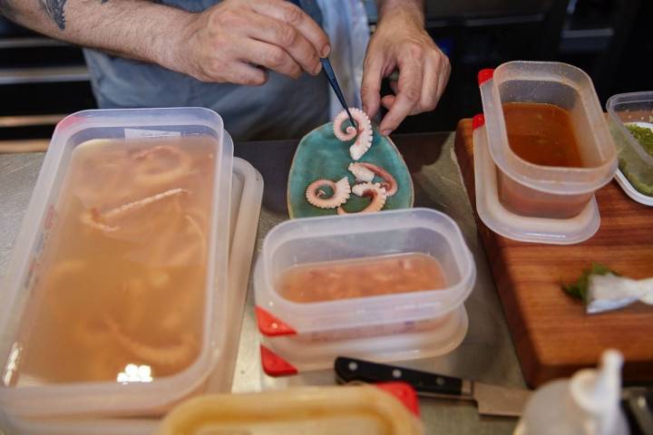 Preparación de la ensalada de pepino y pulpo encurtido Tsukiji del restaurante Direkte Boquería, en Barcelona.