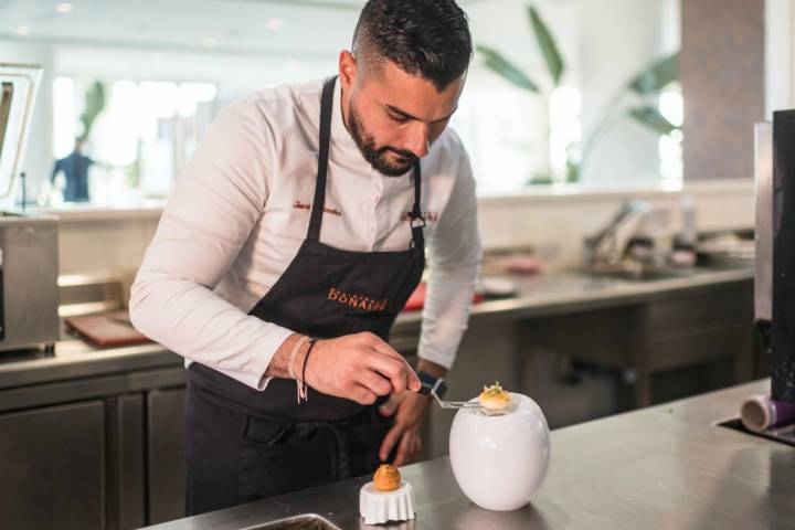 El chef Jesús Camacho en la cocina del restaurante Donaire, en Tenerife.